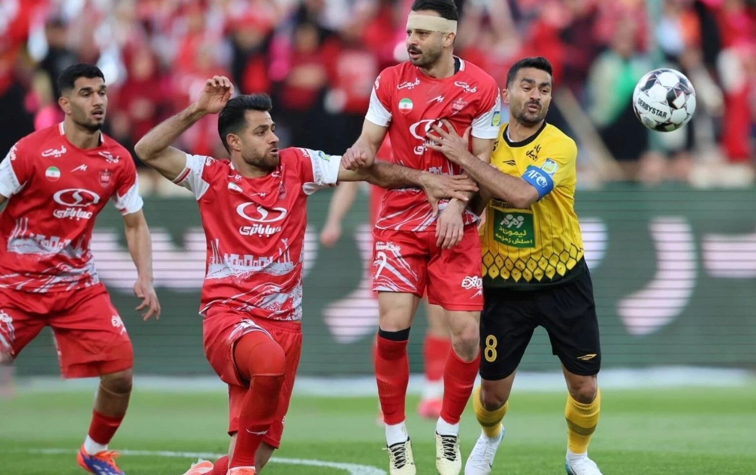 جنگ سپاهان با پرسپولیس
